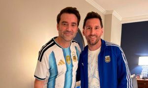 Javier Negre junto a Lionel Messi 060720026