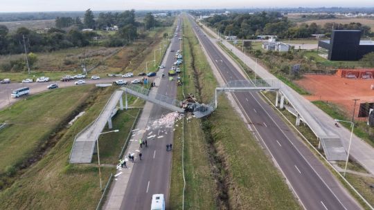 Tragedia en Chaco: un camión derribó un puente peatonal y el chofer murió atrapado