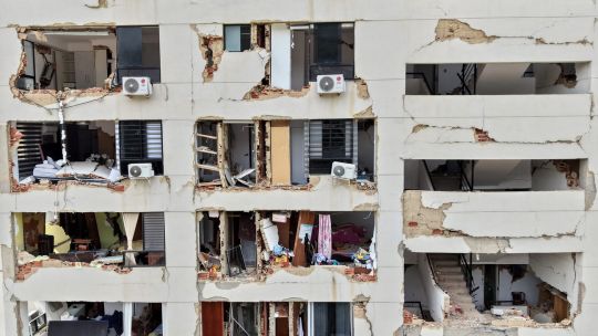 Rescatistas argentinos trabajan entre los escombros de un edificio colapsado en Venezuela: buscan a decenas de personas desaparecidas