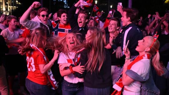 Así festejó Noruega el triunfo contra Brasil: más de 100.000 personas en las calles de Oslo