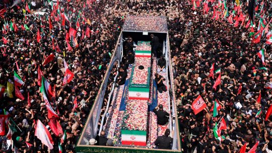 Millones de iraníes acompañan el funeral del líder supremo Alí Jamenei y claman por venganza