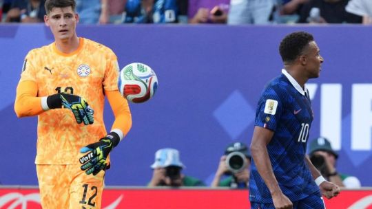 Venganza insólita: el pelotazo del arquero paraguayo a Mbappe tras ser eliminado en el Mundial