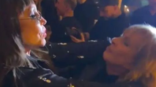 El video de Moría Casán y Georgina Barbarossa bailando música electrónica abrazadas