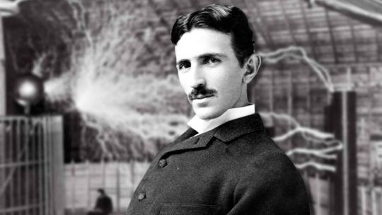 Quién fue Nikola Tesla, el genio incomprendido de la corriente alterna que inspiró a Elon Musk