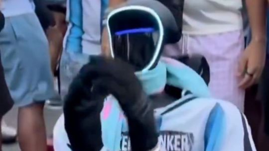 Video: el robot de la hinchada argentina que baila las canciones del Mundial