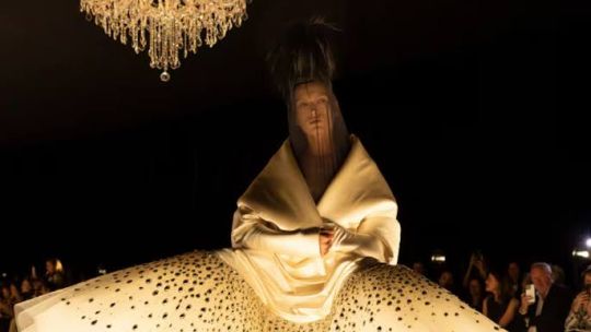 Schiaparelli Haute Couture 2026/27: Daniel Roseberry explora el éxtasis del vacío en París