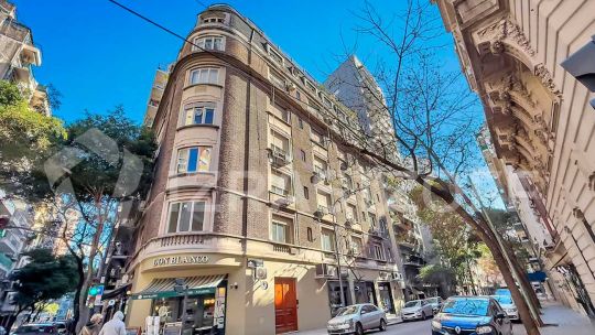 Recoleta: cómo es el departamento a la venta de “la vecina de arriba” de Cristina Kirchner