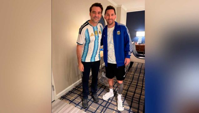 Javier Negre junto a Lionel Messi 060720026