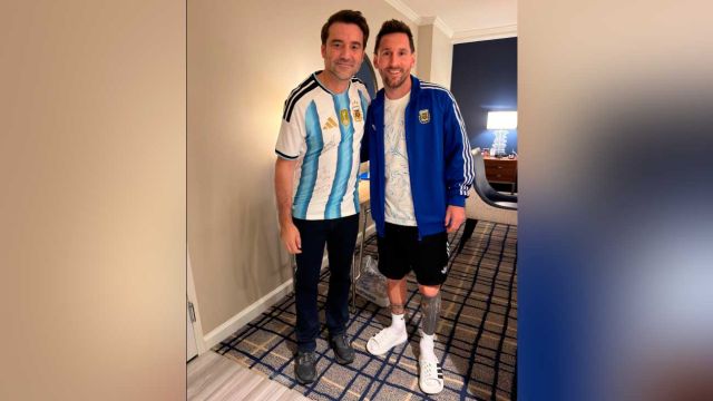 Javier Negre junto a Lionel Messi 060720026