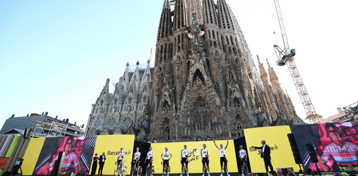 Ciclistas del equipo UAE Team Emirates - XRG asisten a la ceremonia de presentación del equipo previa a la 113.ª edición del Tour de Francia, con la Basílica de la Sagrada Familia al fondo, en Barcelona, noroeste de España.
