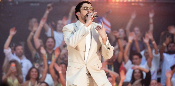 El cantante puertorriqueño Bad Bunny actúa en el escenario del Velódromo como parte de su gira mundial, en Marsella, al sur de Francia.