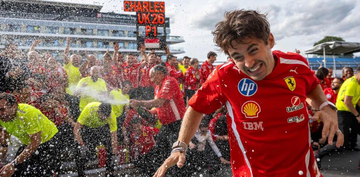 El piloto monegasco de Ferrari, Charles Leclerc, celebra con su equipo tras ganar el Gran Premio de Gran Bretaña de Fórmula 1 en el circuito de Silverstone, en el centro de Inglaterra.