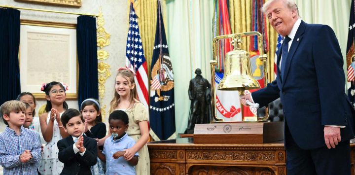 El presidente estadounidense Donald Trump hizo sonar la campana de apertura de la Bolsa de Nueva York (NYSE) y del Nasdaq durante el lanzamiento de las cuentas de inversión Trump en el Despacho Oval de la Casa Blanca en Washington, D.C.. Las cuentas Trump son un nuevo tipo de cuentas de inversión con ventajas fiscales para menores.