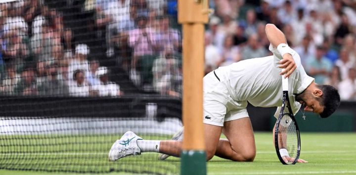 El serbio Novak Djokovic reacciona tras caer al suelo mientras juega contra el griego Stefanos Tsitsipas durante su partido de segunda ronda individual masculino de tenis en el tercer día del Campeonato de Wimbledon 2026 en el All England Lawn Tennis and Croquet Club en Wimbledon, al suroeste de Londres.