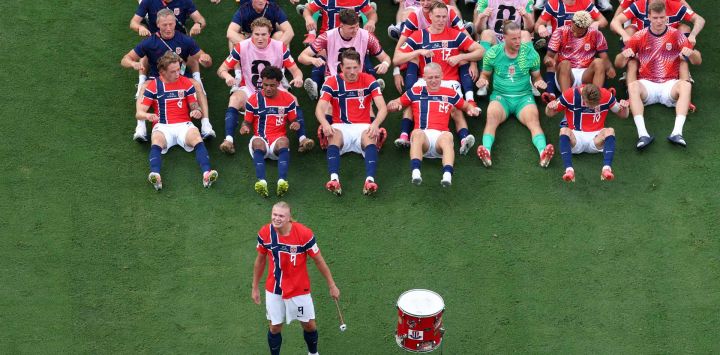 Erling Haaland, número 9 de Noruega, lidera a sus compañeros en la "Fila Vikinga" para celebrar la victoria por 2-1 durante el partido de octavos de final de la Copa Mundial de la FIFA 2026 entre Brasil y Noruega en el New York New Jersey Stadium.