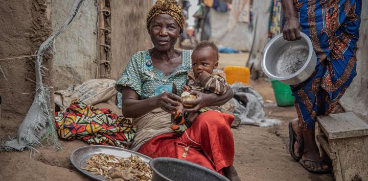 Imagen de una mujer y un niño en un campamento de desplazados, cerca de Bunia, en la provincia de Ituri, República Democrática del Congo (RDC). La RDC ha reportado 1.528 casos confirmados de ébola, incluidas 492 defunciones, mientras el último brote en el país continúa expandiéndose. Según un informe de situación publicado por las autoridades sanitarias congoleñas, un total de 239 pacientes se han recuperado, mientras que 628 confirmados aún se encuentran en aislamiento u hospitalizados.