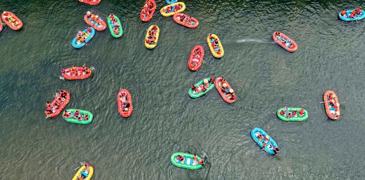 Imagen tomada con un dron de turistas practicando rafting para refrescarse en el Área Escénica de Rafting de Honghe, en la ciudad de Chengde, en la provincia de Hebei, en el norte de China. Una ola de calor, la más extensa hasta ahora este año, está azotando muchas localidades del norte de China en los últimos días.