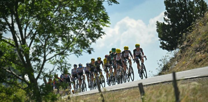 Los ciclistas del equipo UAE Emirates - XRG lideran el pelotón durante la tercera etapa de la 113.ª edición del Tour de Francia, un recorrido de 195,9 km entre Granollers (España) y Les Angles (sur de Francia).