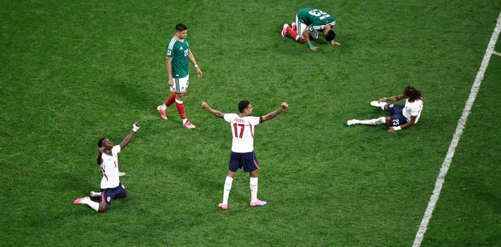 Los jugadores de México e Inglaterra reaccionan tras el partido de octavos de final del Mundial de 2026 disputado en el Estadio Ciudad de México.