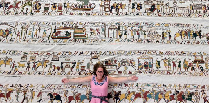 Mia Hansson posa con una réplica a gran escala del Tapiz de Bayeux, recreado paso a paso por la exmaestra, en un salón de Wisbech, al este de Inglaterra. Mia Hansson, nacida en Suecia, comenzó el proyecto en 2016, trabajando varias horas al día para reproducir el épico bordado de 70 metros (230 pies) que representa la invasión de Inglaterra por Guillermo el Conquistador. Mientras tanto, miles de personas se apresuraron a conseguir entradas para la exposición del Tapiz de Bayeux en Londres, ya que la obra de arte del siglo XI iba a ser transportada desde Francia para su primera exhibición en el Reino Unido.