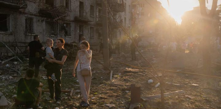 Residentes se congregan en el lugar donde se encontraba un edificio residencial dañado tras un ataque aéreo ruso contra la capital ucraniana, Kiev, en el contexto de la invasión rusa de Ucrania. Ataques con misiles y drones rusos sacudieron Kiev causando la muerte de al menos ocho personas y dejando decenas de heridos, después de que el presidente Volodímir Zelenski advirtiera que Moscú preparaba un "ataque masivo".