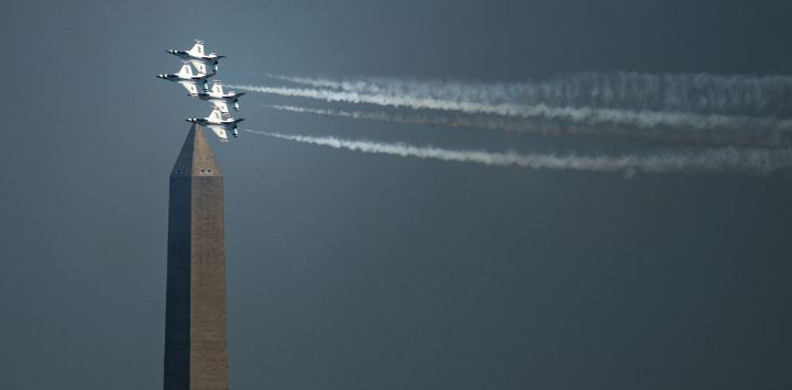 Un escuadrón de demostración de los Thunderbirds de la Fuerza Aérea de EE. UU. sobrevuela el National Mall cerca del Monumento a Washington en Washington, D.C..