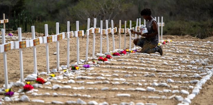 Un trabajador pinta tumbas para víctimas no identificadas del terremoto del 24 de junio en el cementerio La Esperanza, en Catia La Mar, estado La Guaira, al noreste de Caracas, Venezuela.