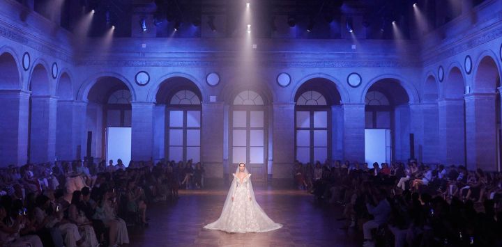 Una modelo presenta una creación de Georges Hobeika para la colección de Alta Costura Femenina Otoño/Invierno 2026-2027 en el marco de la Semana de la Moda de París.