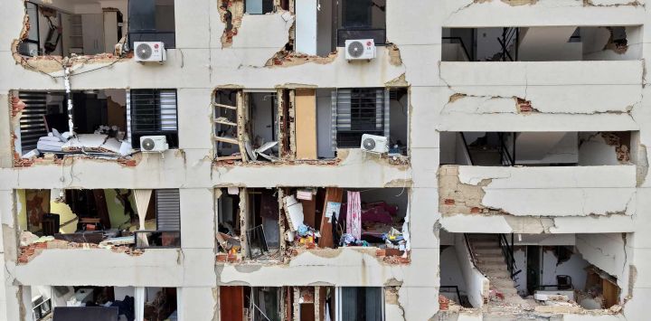 Vista aérea de un edificio dañado en Macuto, estado Vargas, Venezuela, tras los dos terremotos del 24 de junio. El número de fallecidos por los devastadores terremotos de Venezuela ascendió a al menos 3.342, cuando las autoridades comenzaron a enterrar decenas de cuerpos que quedaron sin identificar 12 días después del desastre.