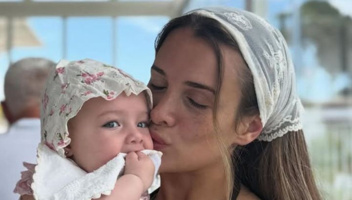Los looks de Cami Homs y su hija Aitana en Brasil: volados y jean wide leg en blanco y negro