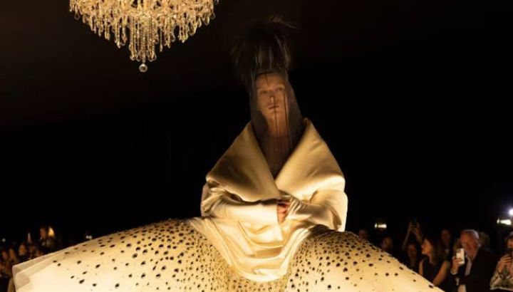 Schiaparelli Haute Couture 2026/27: Daniel Roseberry explora el éxtasis del vacío en París
