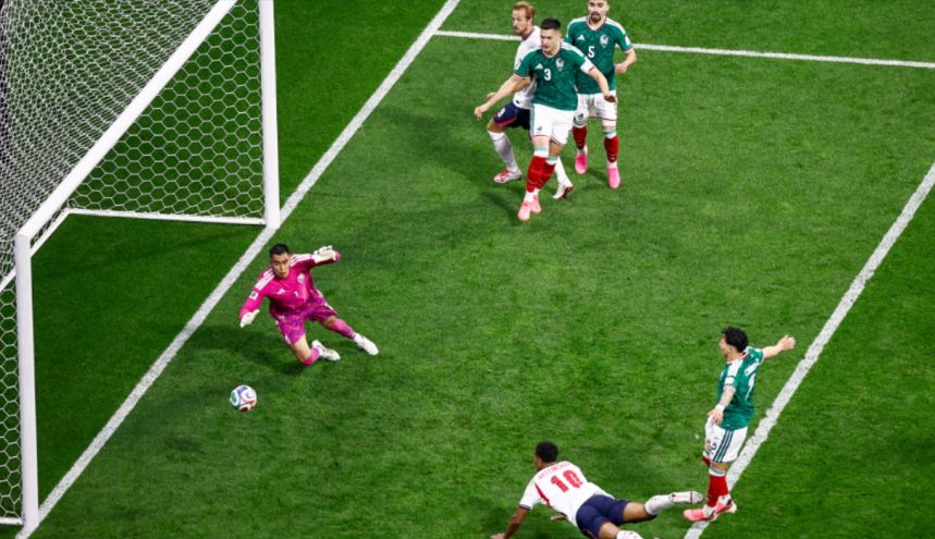 Jude Bellingham, anota el primer gol de su equipo durante el partido de octavos de final del Mundial de 2026 entre México e Inglaterra