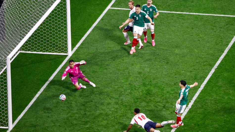 Jude Bellingham, anota el primer gol de su equipo durante el partido de octavos de final del Mundial de 2026 entre México e Inglaterra