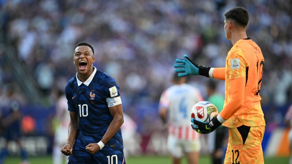 Kylian Mbappé le niega el saludo al portero paraguayo Orlando Gill
