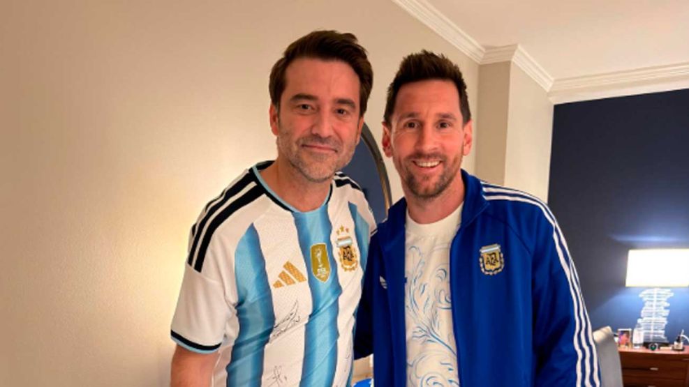 Javier Negre junto a Lionel Messi 060720026