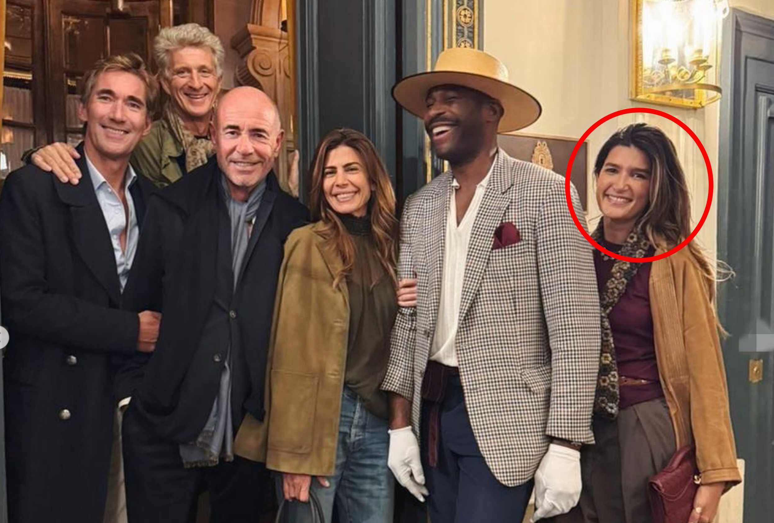 París 2025. Bruno Barbier, Juliana Awada,  Charlotte Barbotin Barbier (círculo) y amigos. 