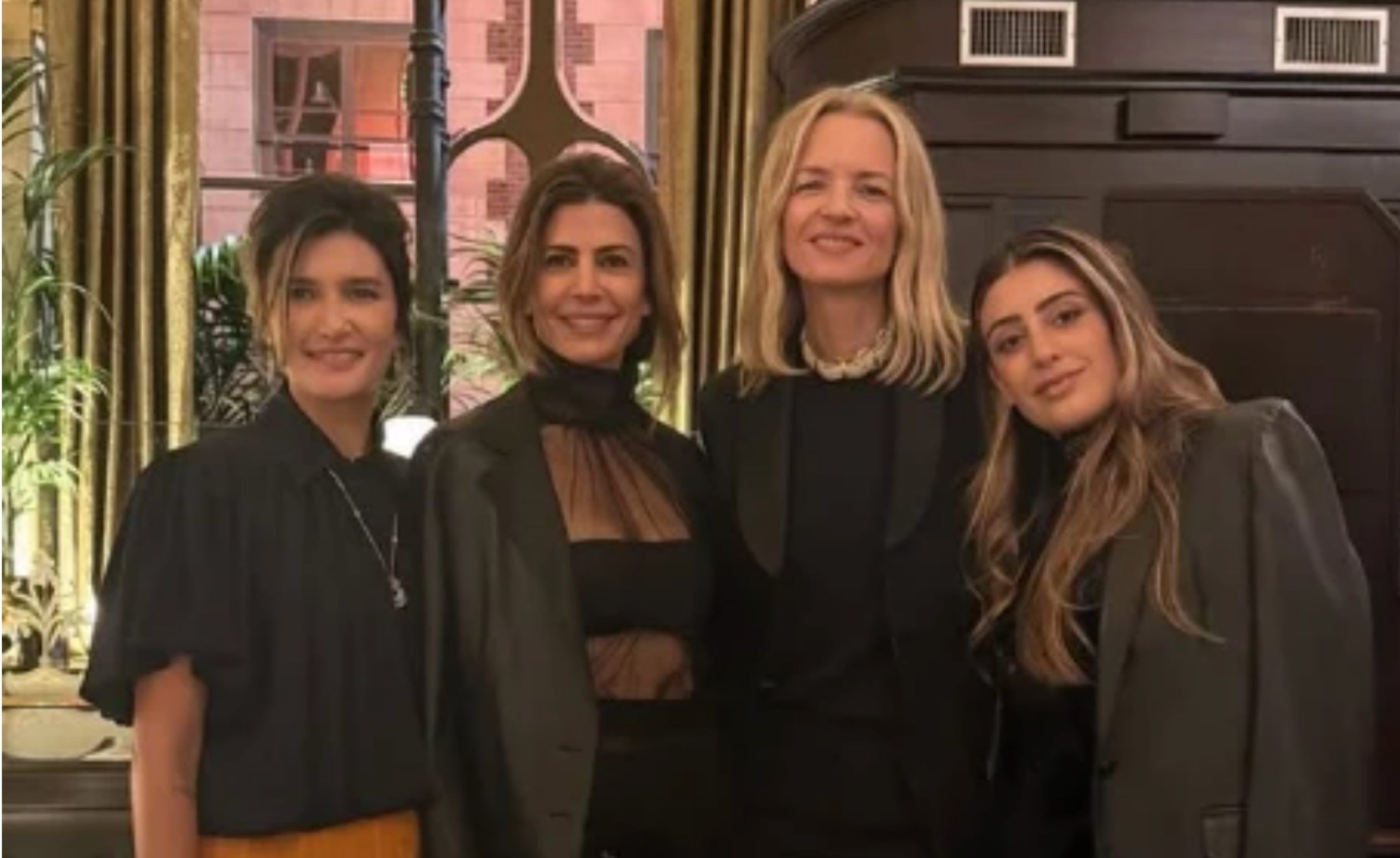 París 2025. (De izq. a der.) Charlotte Barbotin, Juliana Awada, Dauphine Arnault (directora y dueña de Dior), y Valentina Barbier.