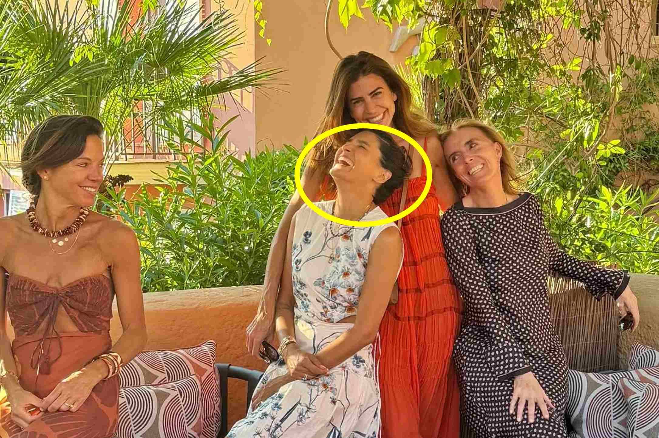 Julio2026. Juliana Awada (de pie) abraza a Charlotte Barbotin (círculo amarillo), la esposa de su ex Bruno Barbier.