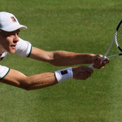El italiano Jannik Sinner devuelve la pelota ante el estadounidense Jenson Brooksby durante su partido de tercera ronda individual masculino de tenis en el quinto día del Campeonato de Wimbledon 2026 en el All England Lawn Tennis and Croquet Club en Wimbledon, al suroeste de Londres. | Foto:Adrian Dennis / AFP