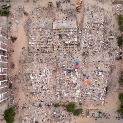 Esta vista aérea muestra edificios derrumbados en Caraballeda, estado de La Guaira, Venezuela, tras los terremotos del 24 de junio. Los dos sismos que azotaron Venezuela el 24 de junio dejaron al menos 3.535 muertos, según informó el gobierno venezolano. | Foto:Federico Parra / AFP