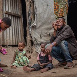 Imagen de una familia en un campamento de desplazados, cerca de Bunia, en la provincia de Ituri, República Democrática del Congo (RDC). La RDC ha reportado 1.528 casos confirmados de ébola, incluidas 492 defunciones, mientras el último brote en el país continúa expandiéndose. Según un informe de situación publicado por las autoridades sanitarias congoleñas, un total de 239 pacientes se han recuperado, mientras que 628 confirmados aún se encuentran en aislamiento u hospitalizados. | Foto:Xinhua