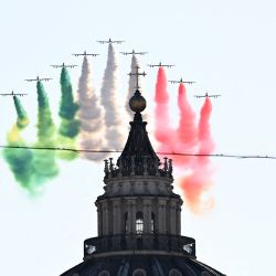 La unidad acrobática de la Fuerza Aérea Italiana, Frecce Tricolori (Flechas Tricolores), lanza humo con los colores de la bandera italiana mientras sobrevuela la Basílica de San Pedro del Vaticano durante la ceremonia de entrega de premios del XIV Rally di Roma Capitale del Campeonato Europeo de Rally de la FIA, en el centro de Roma. | Foto:Andreas Solaro / AFP