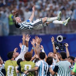 Lionel Messi celebra con sus compañeros tras la victoria por 3-2 en el partido de octavos de final de la Copa Mundial de la FIFA 2026 entre Argentina y Egipto, disputado en el Estadio de Atlanta, Georgia. | Foto:Elsa/Getty Images/AFP