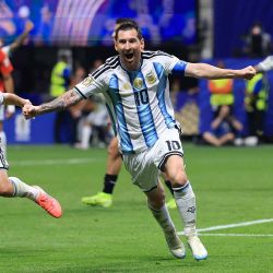 Lionel Messi celebra el segundo gol de su equipo durante el partido de octavos de final de la Copa Mundial de la FIFA 2026 entre Argentina y Egipto en el Estadio de Atlanta en Atlanta, Georgia. | Foto:Elsa/Getty Images/AFP