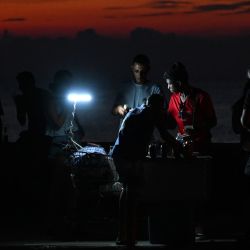 Personas se congregan en el Malecón durante un apagón nacional en La Habana. Cuba sufrió ese día su tercer apagón nacional desde principios de año, según informó la compañía eléctrica estatal. La empobrecida isla ya tenía dificultades para mantener el suministro eléctrico antes de que el presidente estadounidense Donald Trump impusiera en enero un bloqueo petrolero, que ha agotado las ya escasas reservas de combustible para las centrales eléctricas cubanas. | Foto:YAMIL LAGE / AFP