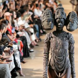 Una modelo presenta una creación de Rahul Mishra para la colección de Alta Costura Femenina Otoño/Invierno 2026-2027 en el marco de la Semana de la Moda de París. | Foto:Thomas Samson / AFP