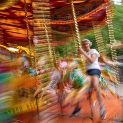 Una mujer disfruta de un carrusel en el centro de Londres mientras la gente sale a aprovechar las temperaturas más frescas tras varios días de calor extremo. | Foto:CARLOS JASSO / AFP