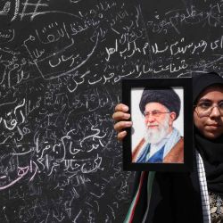 Una mujer sostiene un retrato del ayatolá Ali Khamenei, líder supremo asesinado de Irán, mientras rinde homenaje en la Gran Mosalla, donde los dolientes se reunieron para orar en el segundo día de las ceremonias fúnebres en Teherán. | Foto:ATTA KENARE / AFP