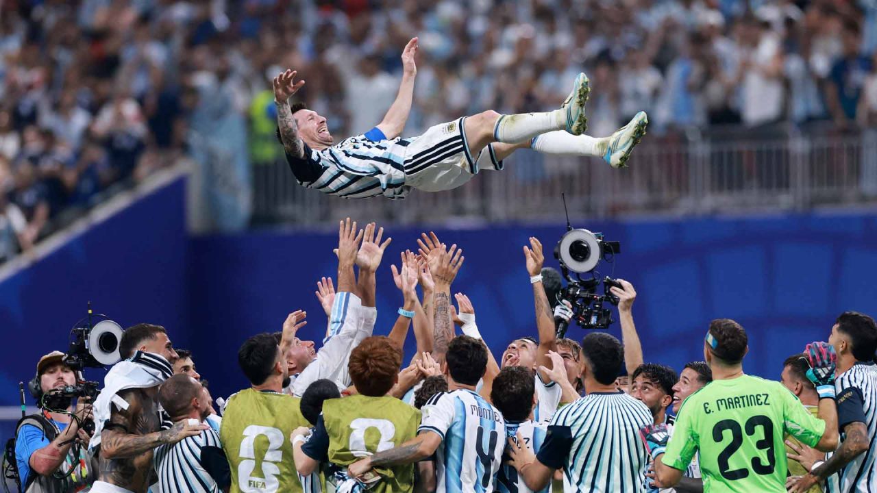 Lionel Messi celebra con sus compañeros tras la victoria por 3-2 en el partido de octavos de final de la Copa Mundial de la FIFA 2026 entre Argentina y Egipto, disputado en el Estadio de Atlanta, Georgia. | Foto:Elsa/Getty Images/AFP