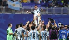 Lionel Messi, es levantado por sus compañeros de equipo mientras celebran la victoria en el partido de octavos de final del Mundial de 2026 entre Argentina y Egipto